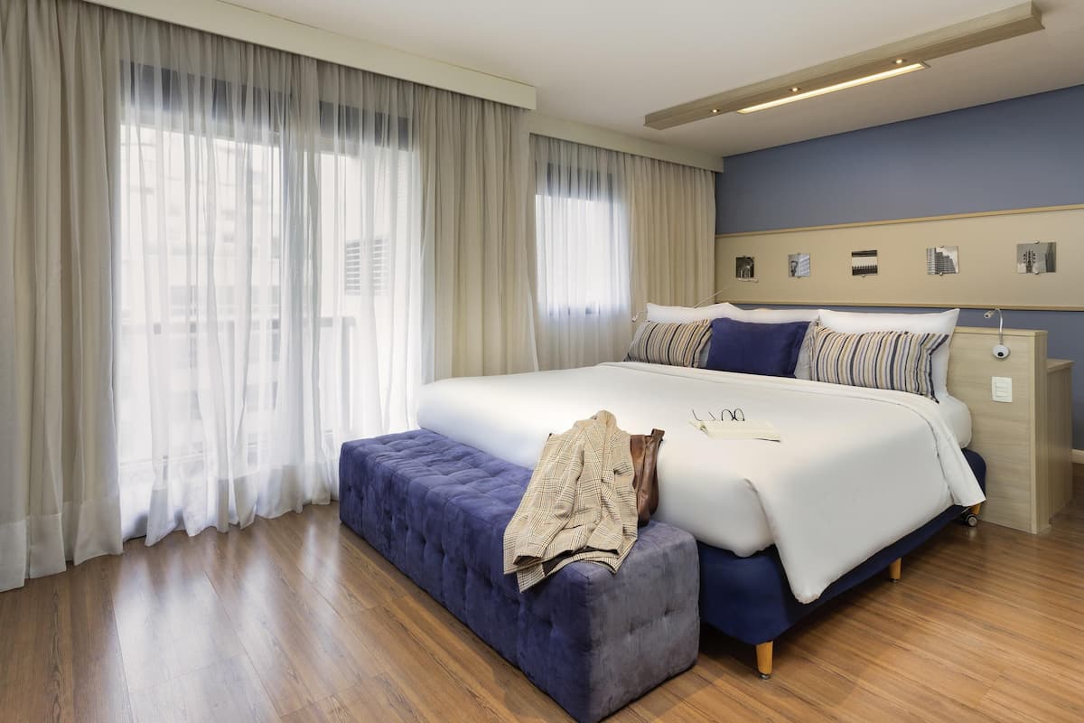 Quarto superior, 1 cama King | Roupas de cama antialérgicas, frigobar, cofres nos quartos, escrivaninha