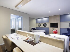 Hypo-allergenic bedding, minibar, in-room safe, desk