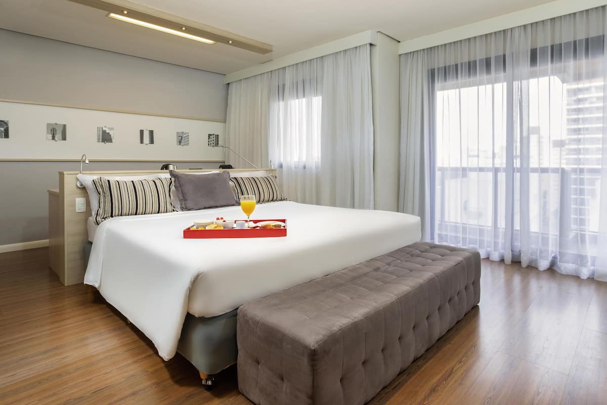Hypo-allergenic bedding, minibar, in-room safe, desk