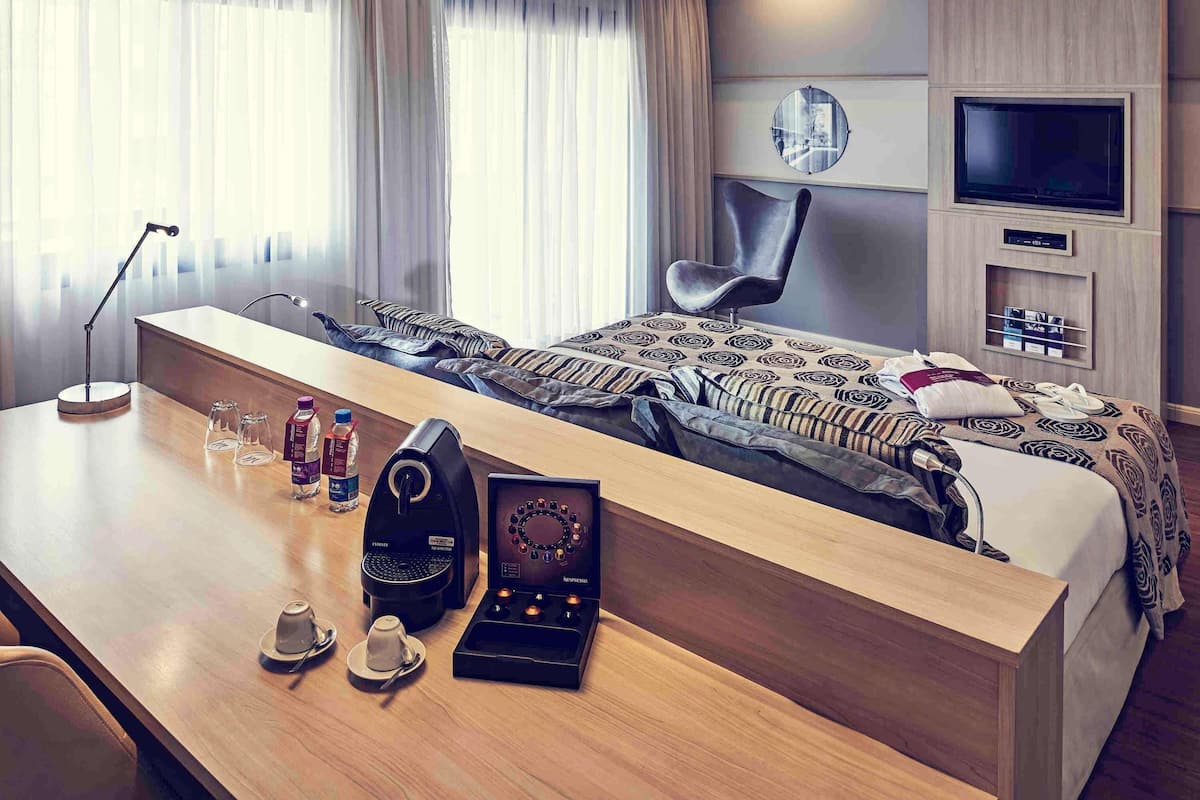 Hypo-allergenic bedding, minibar, in-room safe, desk