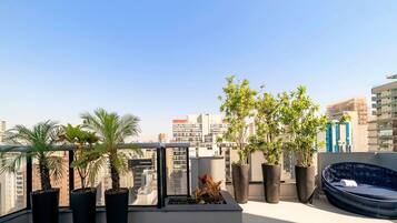 Piscine extérieure, chaises longues