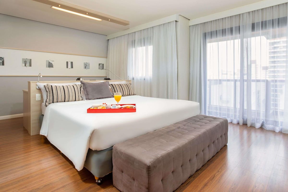 Habitación superior, 1 cama King size | Ropa de cama hipoalergénica y minibar