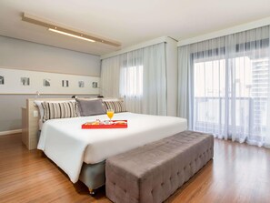 Habitación superior, 1 cama King size | Ropa de cama hipoalergénica y minibar 