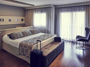 Roupas de cama antialérgicas, frigobar, cofres nos quartos, escrivaninha