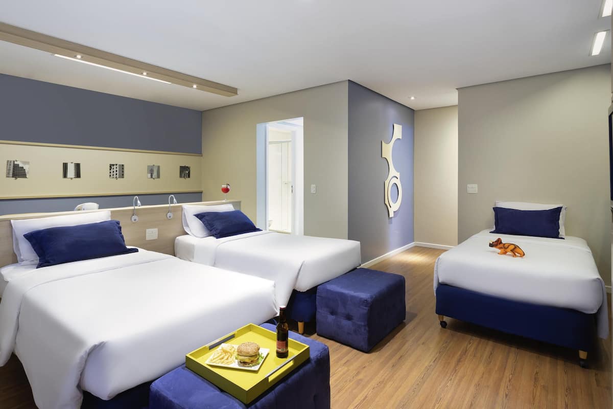 Quarto superior, 3 camas de solteiro | Roupas de cama antialérgicas, frigobar, cofres nos quartos, escrivaninha