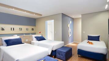 Quarto superior, 3 camas de solteiro | Roupas de cama antialérgicas, frigobar, cofres nos quartos, escrivaninha