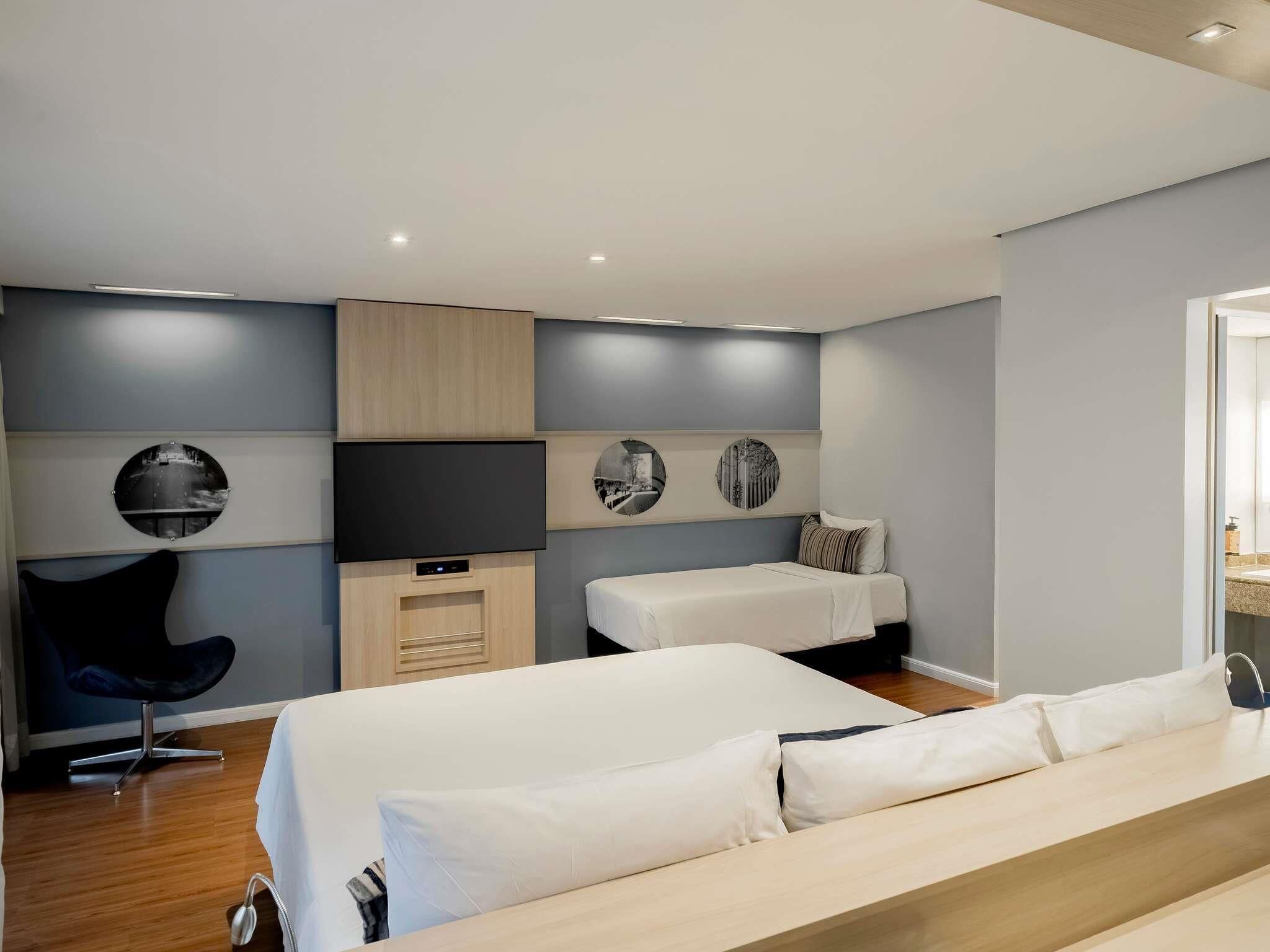 Habitación superior, varias camas | Ropa de cama hipoalergénica y minibar 