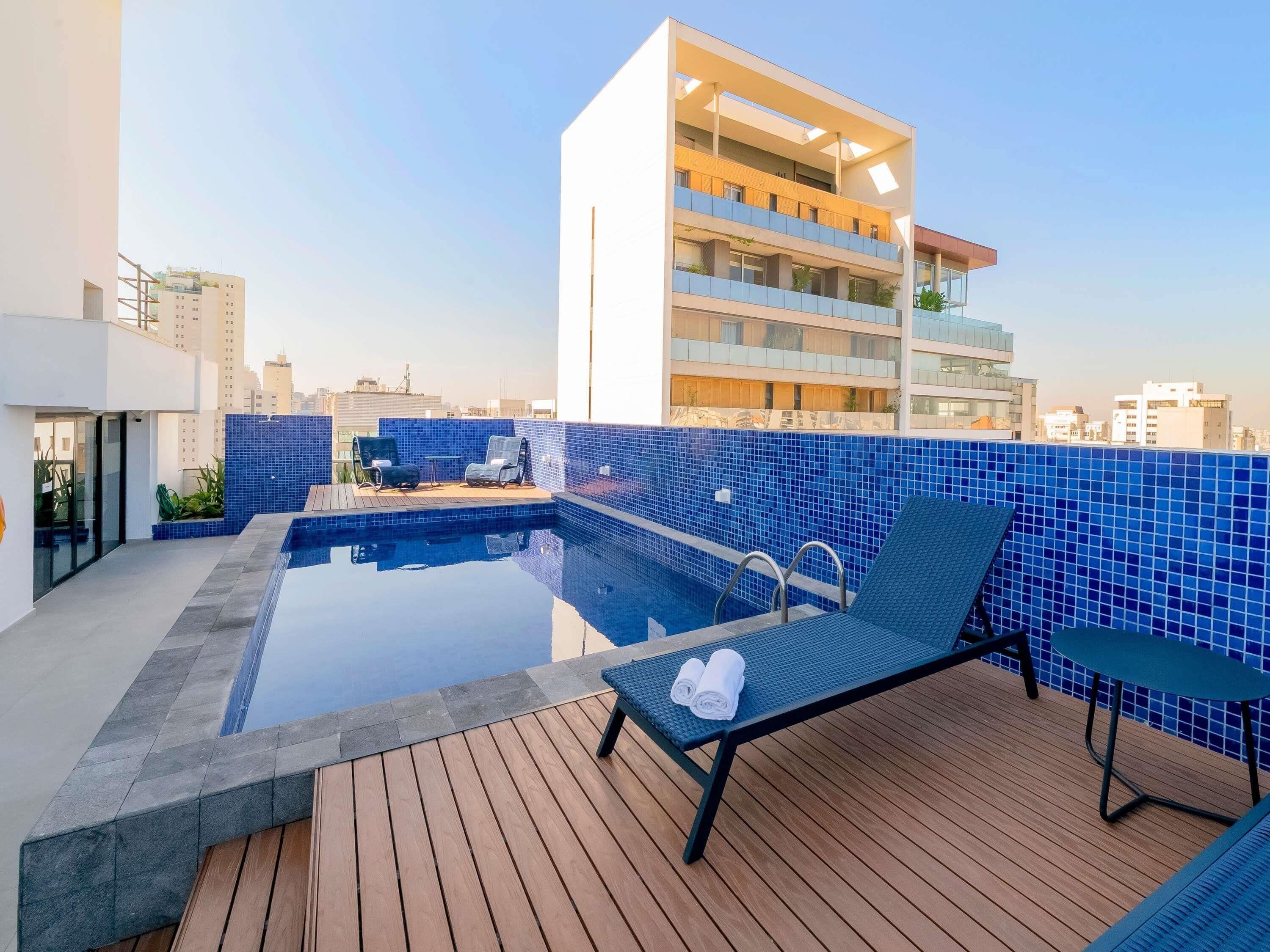 Piscine extérieure, chaises longues