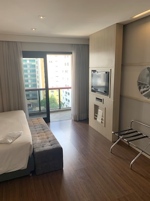 Ropa de cama hipoalergénica, minibar, caja fuerte y escritorio
