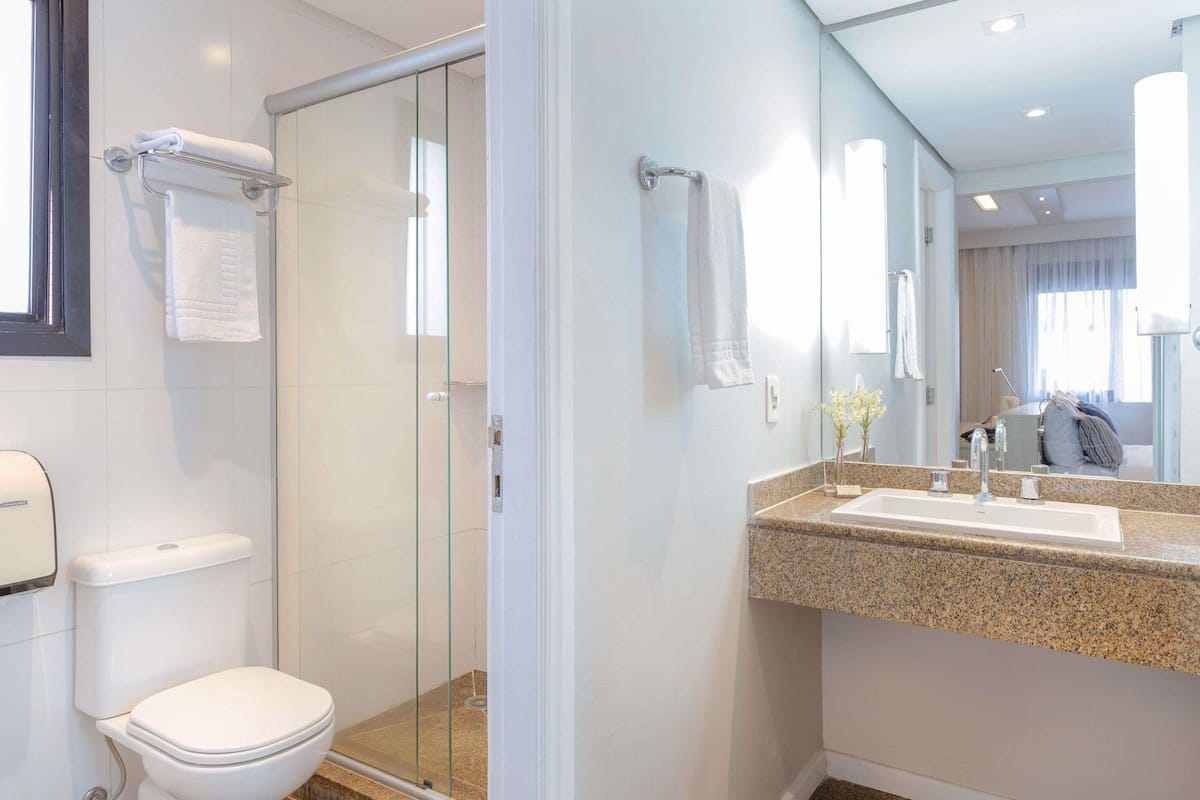 Hypo-allergenic bedding, minibar, in-room safe, desk