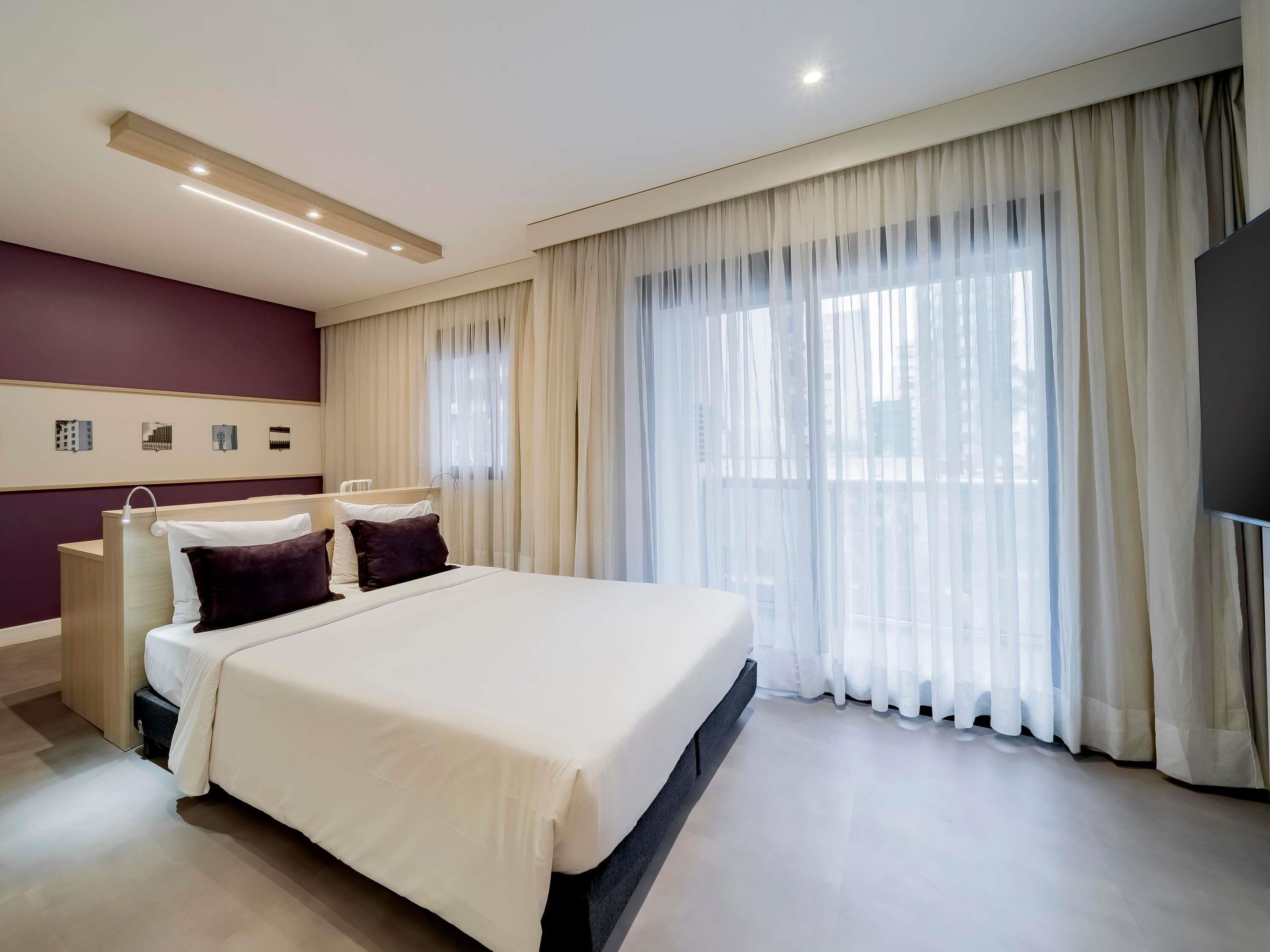 Allergitestade sängkläder, minibar och värdeförvaringsskåp på rummet