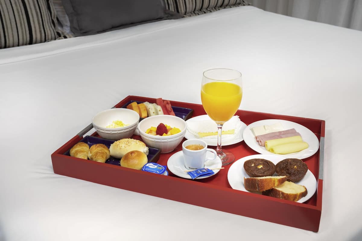 Allergikerbettwaren, Minibar, Zimmersafe, Schreibtisch