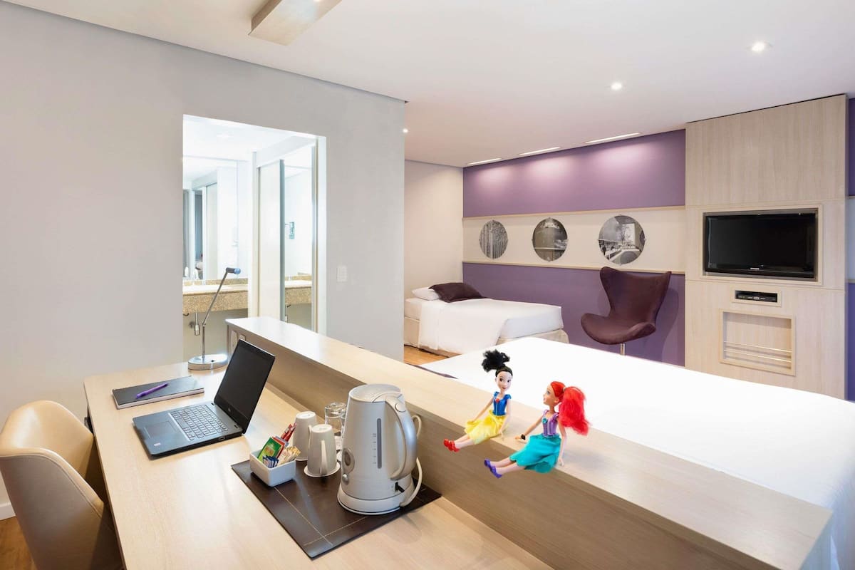 Habitación superior, varias camas | Ropa de cama hipoalergénica y minibar