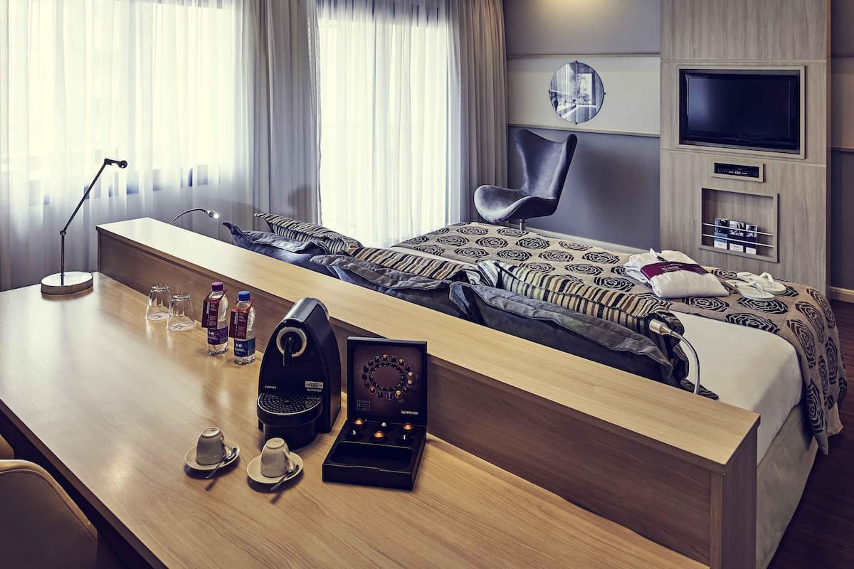 Hypo-allergenic bedding, minibar, in-room safe, desk