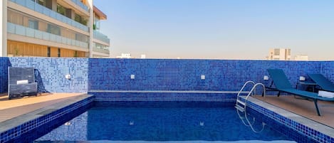 Ulkouima-allas, aurinkotuoleja