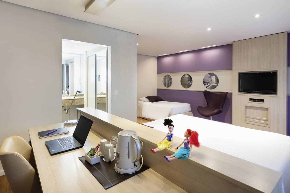 Quarto superior, várias camas | Roupas de cama antialérgicas, frigobar, cofres nos quartos, escrivaninha