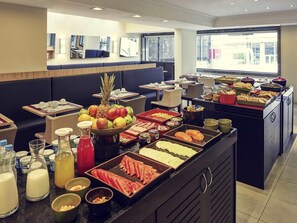 供應早餐、午餐及晚餐