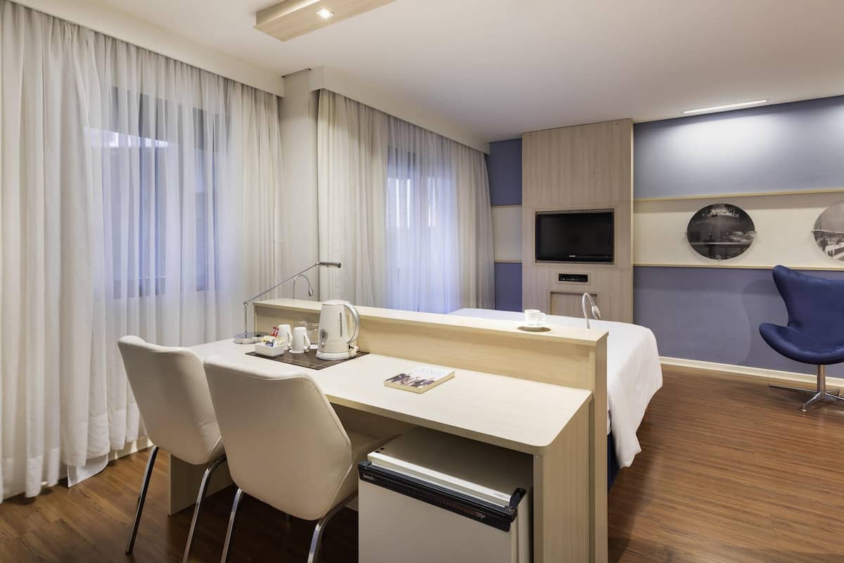 Quarto superior, 1 cama de casal, acessível para pessoas com deficiência física | Roupas de cama antialérgicas, frigobar, cofres nos quartos, escrivaninha
