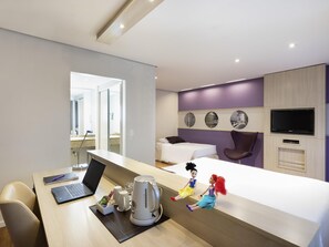 Quarto superior, várias camas | Roupas de cama antialérgicas, frigobar, cofres nos quartos, escrivaninha