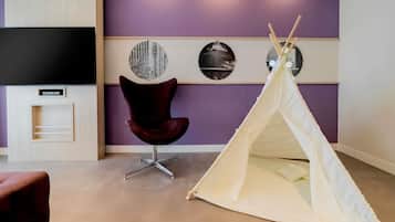 Hypo-allergenic bedding, minibar, in-room safe, desk