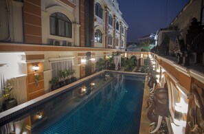Indoor pool - Reaksmey Chanreas Hotel (Siem Reap)
