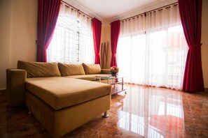 Royal Chanreas Suite-Free Airport Pick-Up | リビングルーム | 21 インチのテレビ (衛星放送視聴可)