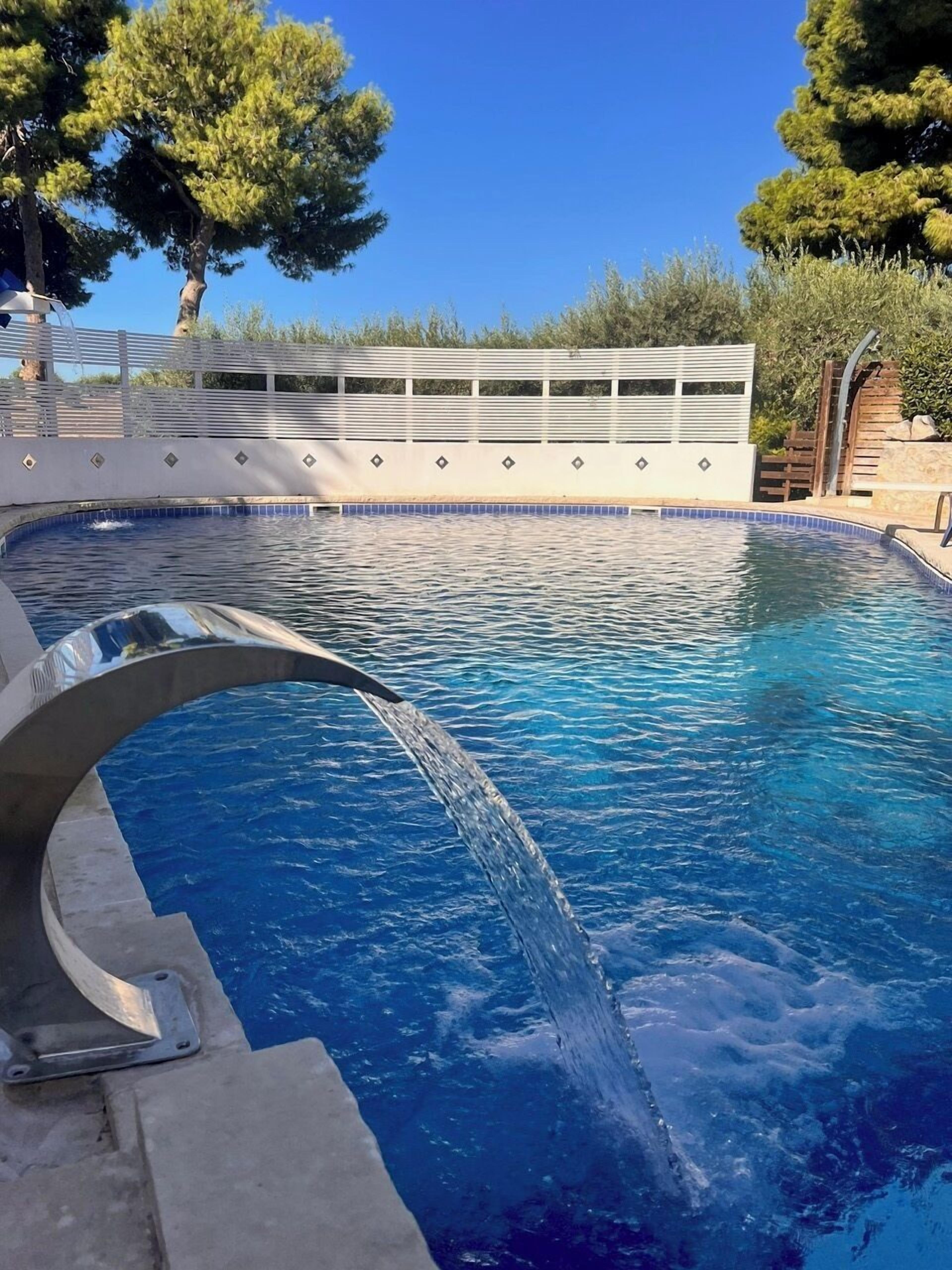 Piscine extérieure, parasols de plage, chaises longues