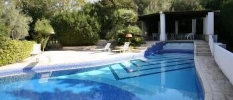 Outdoor pool, pool umbrellas, sun loungers