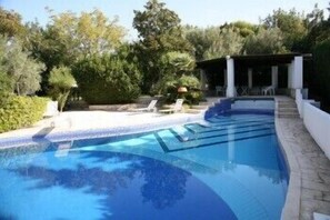 Ulkouima-allas, aurinkovarjoja, aurinkotuoleja