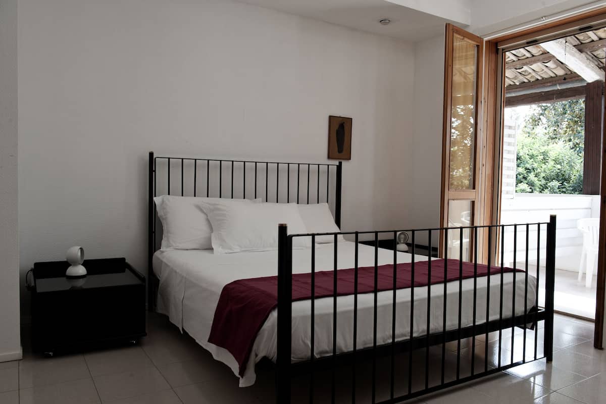 Kamer, 1 twee- of 2 eenpersoonsbedden | Donzen dekbedden, een bureau, gratis wifi