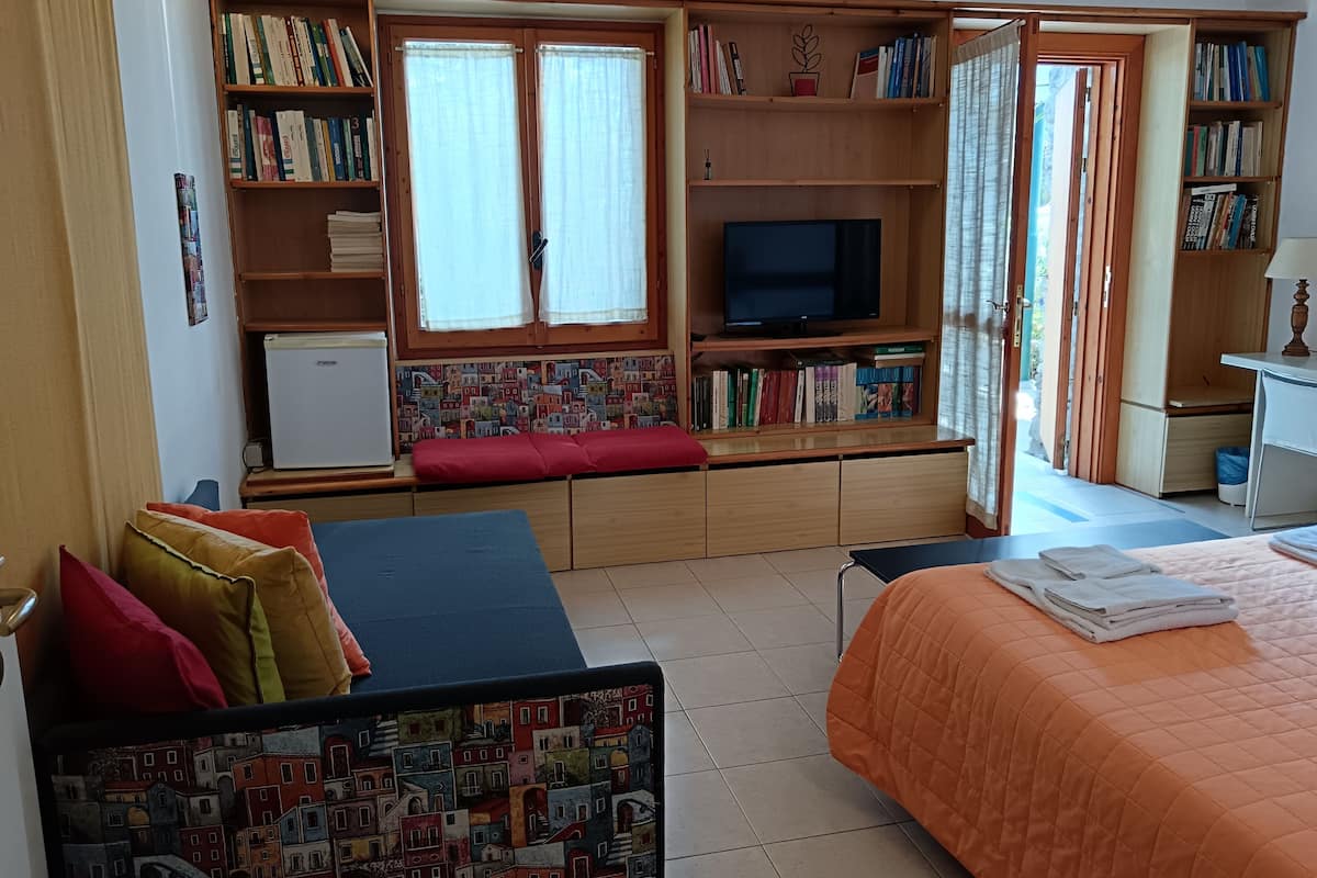 三人房 | 羽絨被、書桌、免費 Wi-Fi