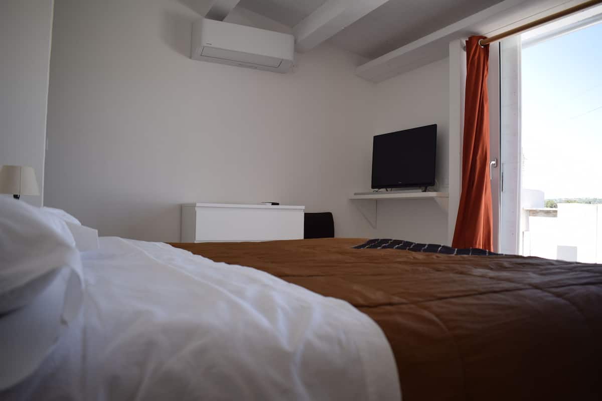 Down duvets, desk, free WiFi