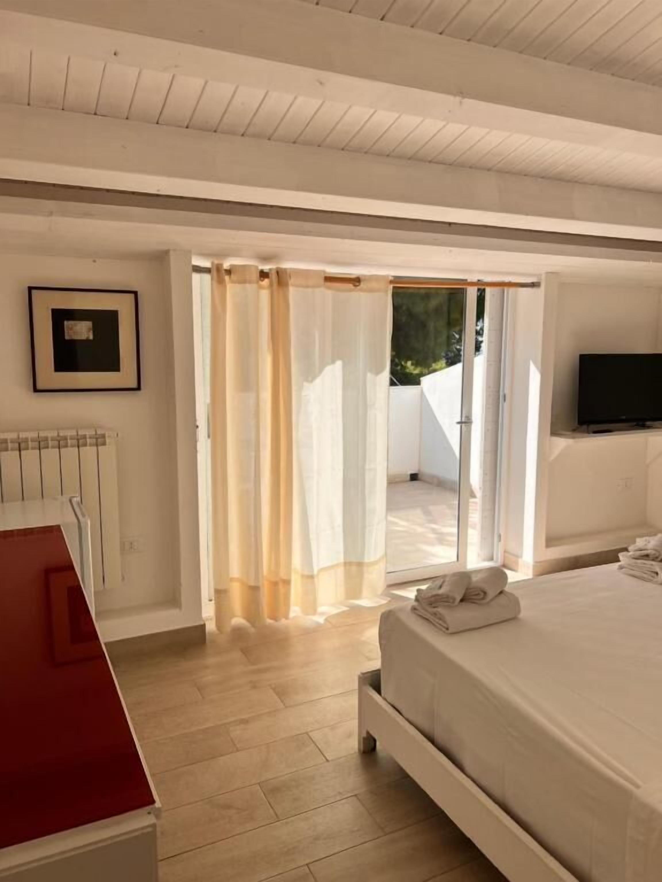 Down duvets, desk, free WiFi