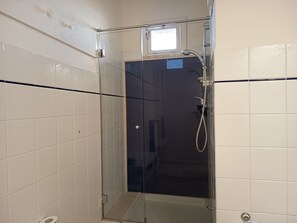 Comfort Quadruple Room | Bathroom | Shower, hair dryer, soap, shampoo - Villa Aurea (Ispica)