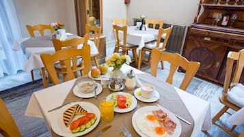 Petit déjeuner buffet (2800 HUF par personne)
