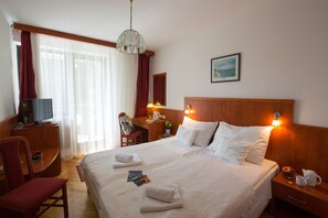 Comfort Double or Twin Room, 2 Single Beds, Mountain View - Helios Hotel Pension (Budapest)