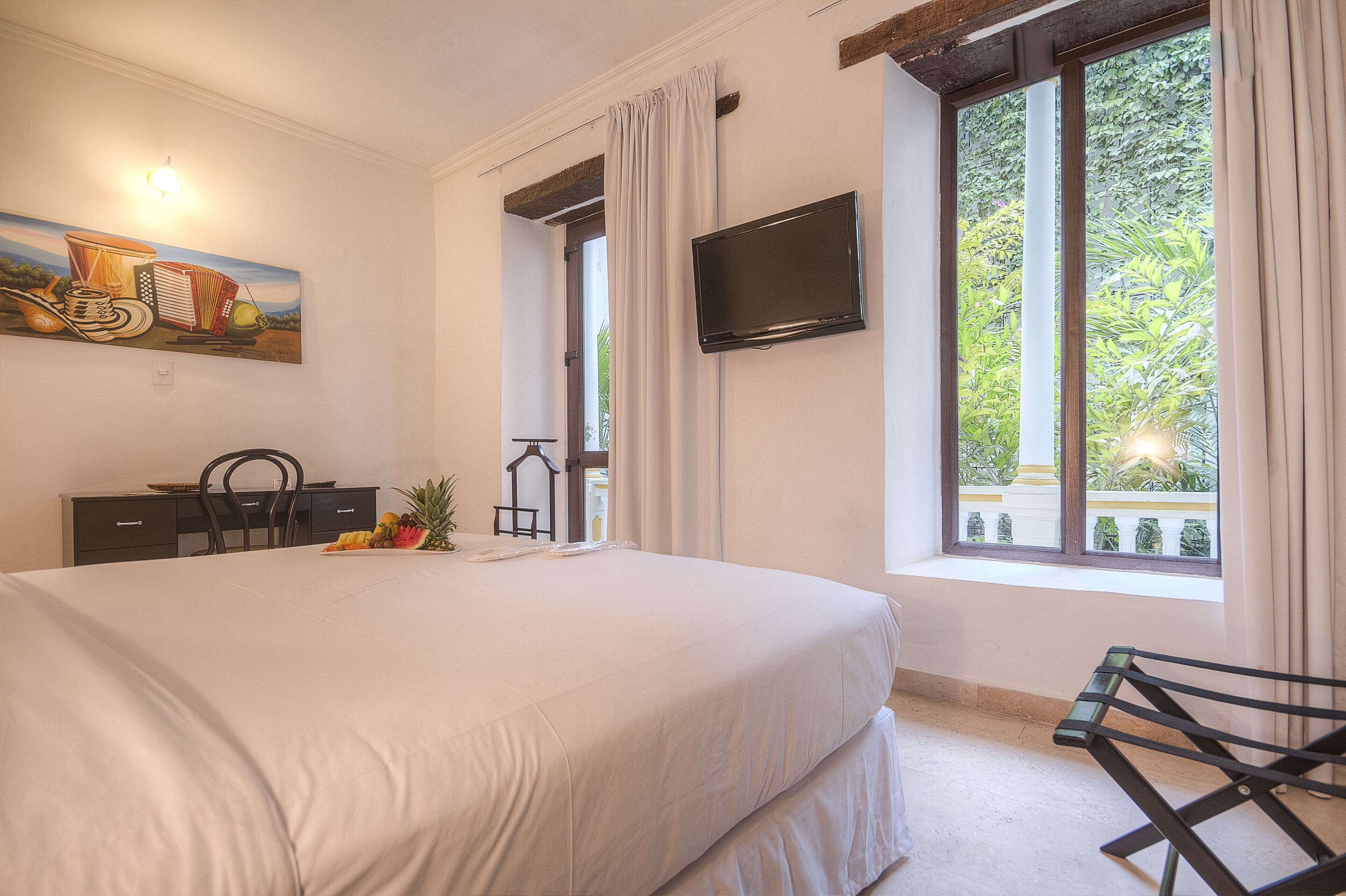 standard double room, 1 king bed | in-room safe, desk, iron/ironing board, free wifi