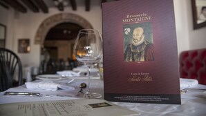 Un menu intitulé « Brasserie Montaigne », avec une illustration d’un verre à vin et d’une table dressée.