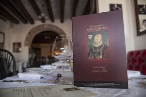 供应早餐、午餐和晚餐，地方菜