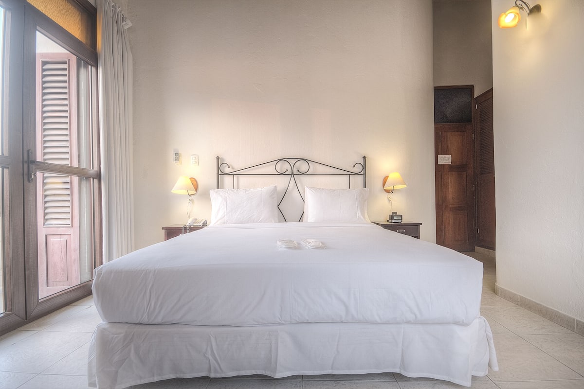 Habitación estándar doble, 1 cama de matrimonio grande | Caja fuerte, escritorio, tabla de planchar con plancha y wifi gratis