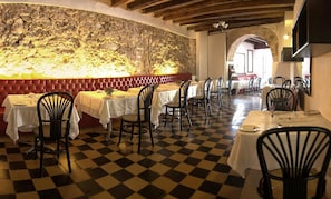S'hi serveixen esmorzars, dinars, sopars i plats de cuina local
