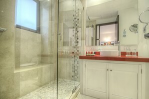 Habitación estándar doble, 2 camas individuales | Baño | Ducha, artículos de higiene personal gratuitos y secador de pelo