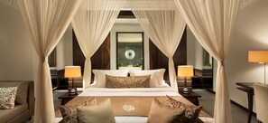 In-room safe, desk, laptop workspace, blackout curtains - White Rose Kuta Resort, Villas & Spa (Kuta)