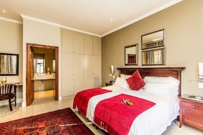 Habitación doble de lujo | Ropa de cama de alta calidad y minibar 
