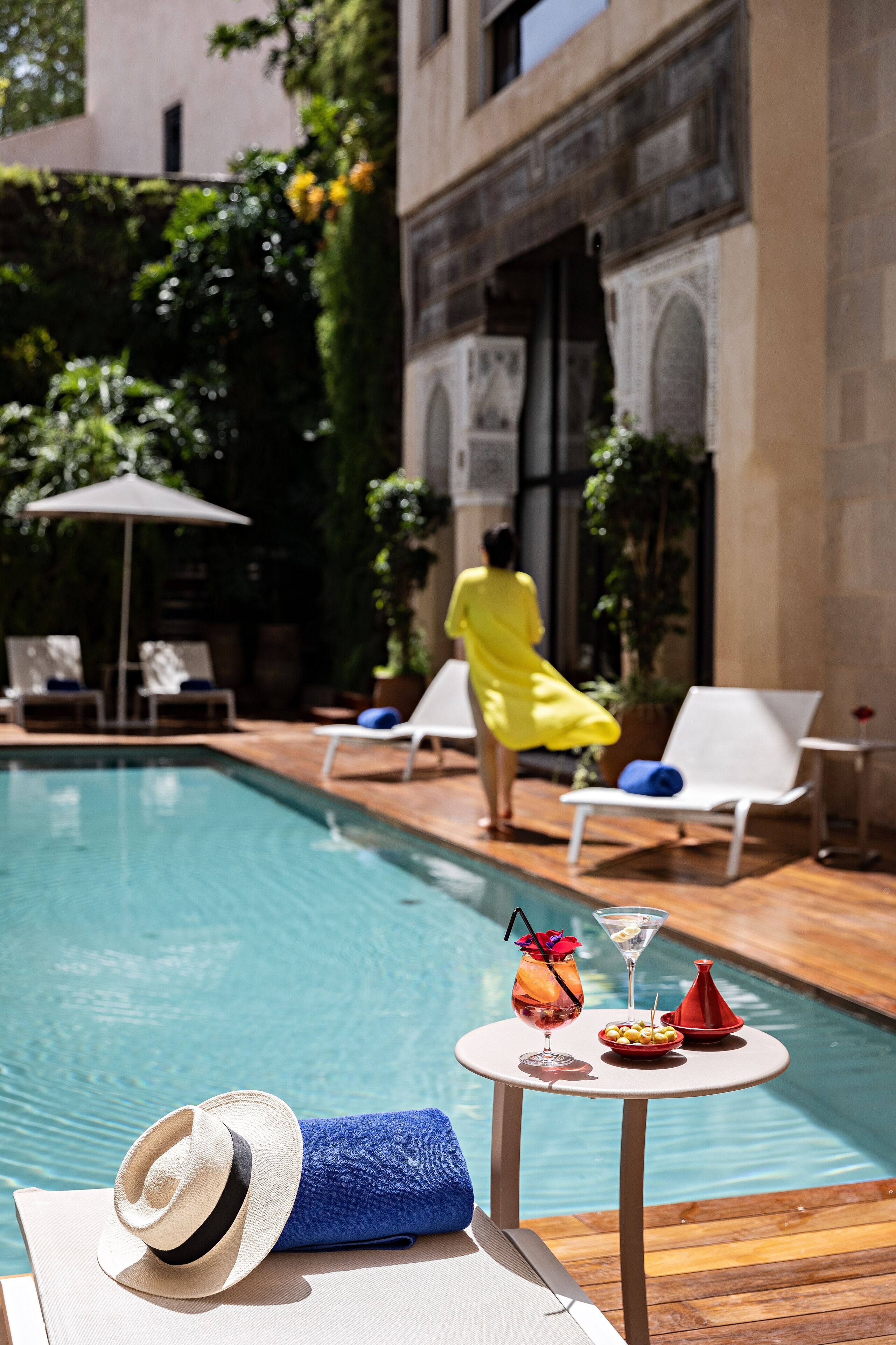 室外泳池；泳池傘、躺椅