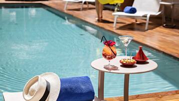 室外泳池;泳池傘、躺椅