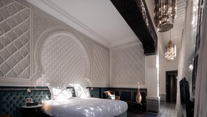 Royal Suite | Egyptian cotton sheets, premium bedding, pillow-top beds, in-room safe - Riad Fès - Relais & Châteaux (Fes)