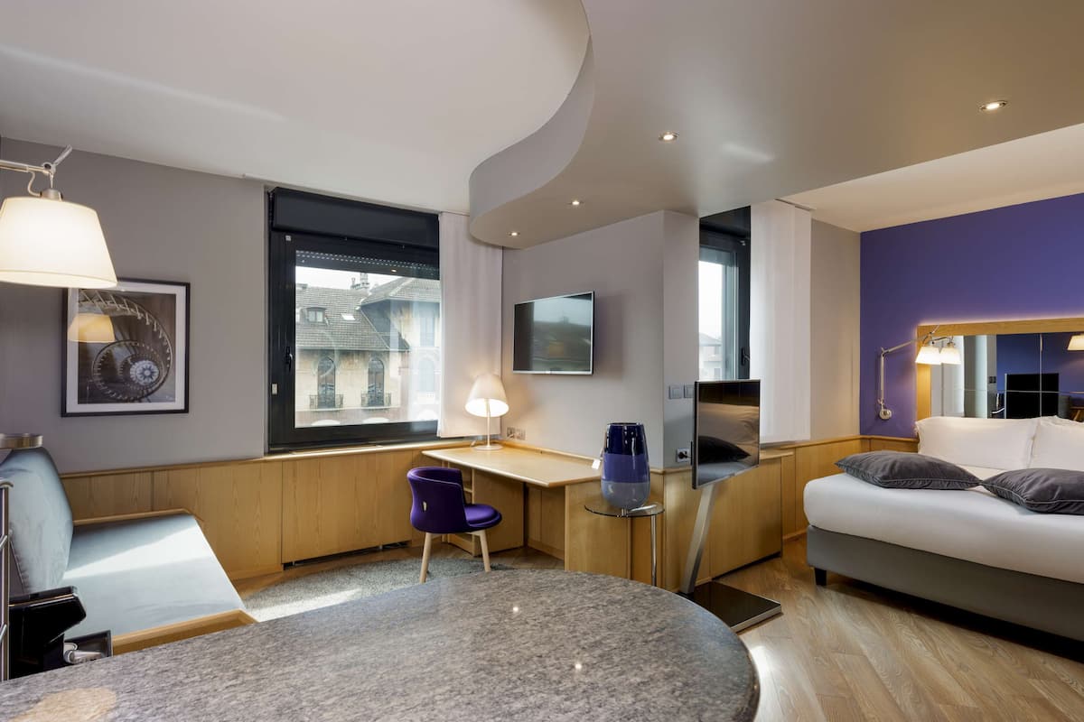 executive suite, multiple beds, non smoking | 1 bedroom, premium bedding, down duvets, select comfort beds