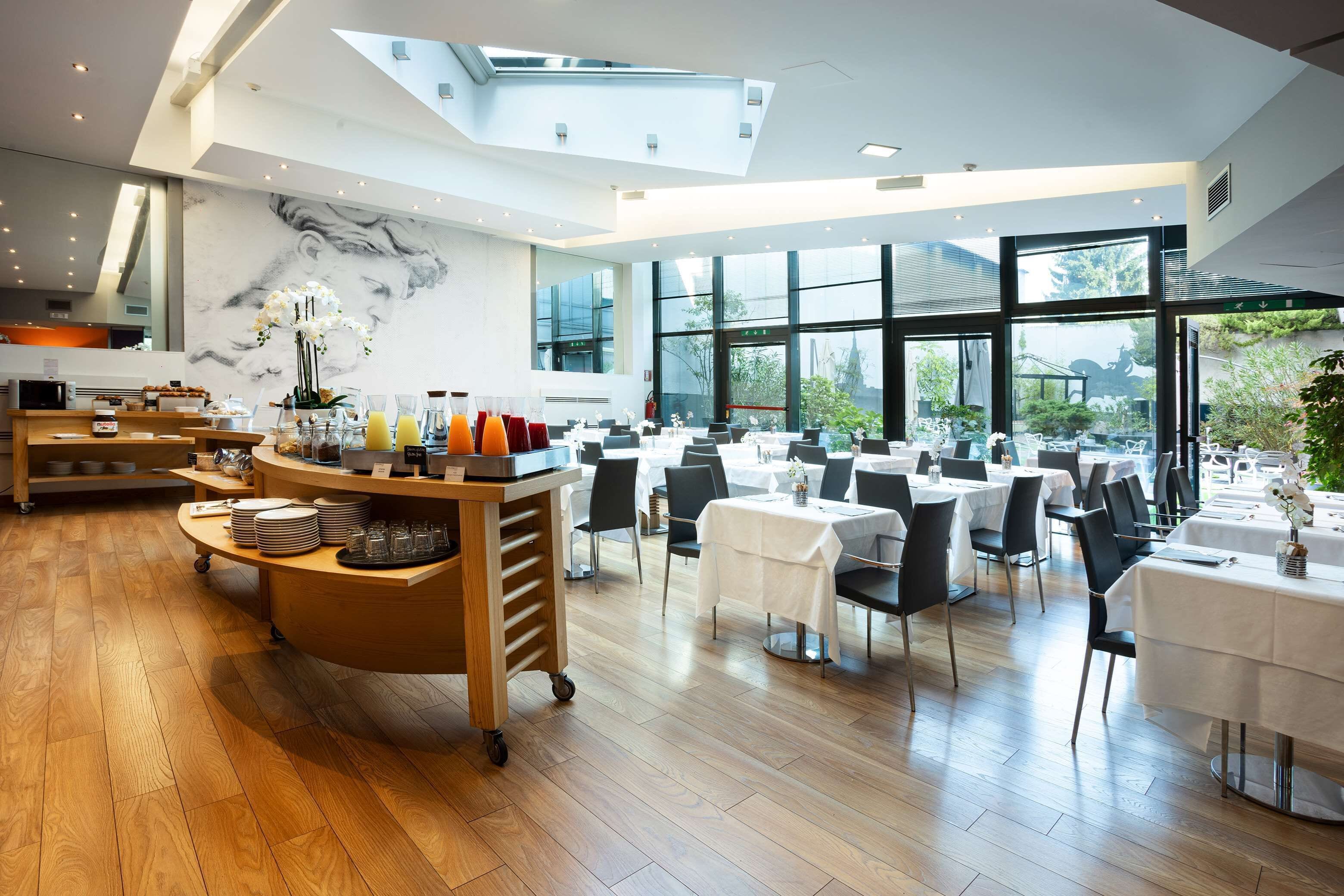 Tägliches Frühstücksbuffet (12 EUR pro Person)