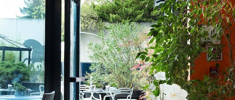 Frukost enligt egen beställning varje dag (EUR 12 per person)
